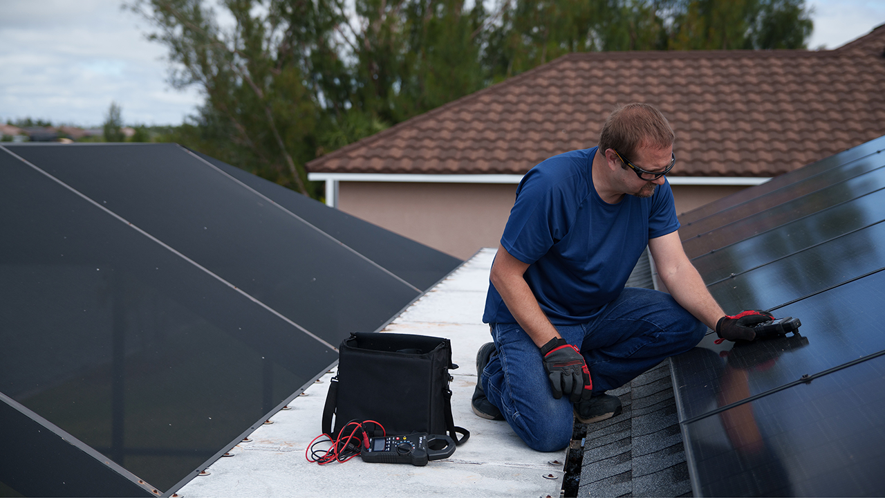 Troubleshoot Faster and Improve Solar Panel Inspection and Installation with FLIR PV Kits